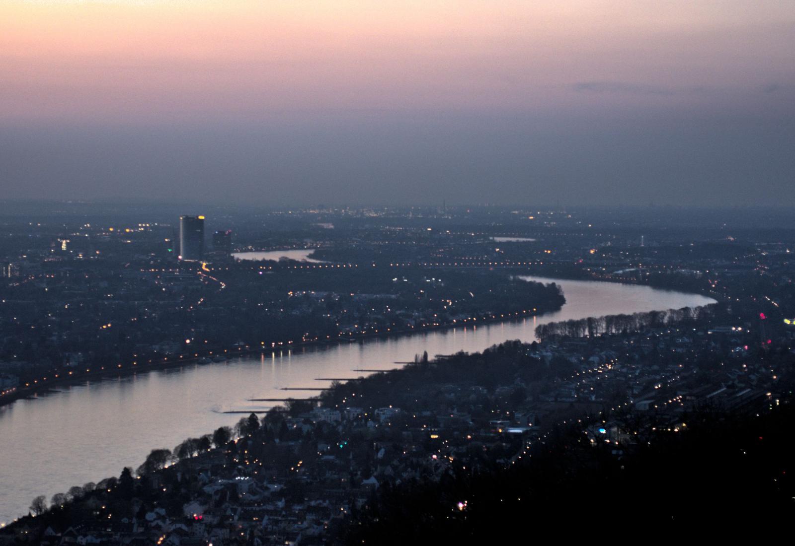 Links der Posttower, in der Mitte der Rhein, Blick in der Dämmerung vom Drachenfels aus