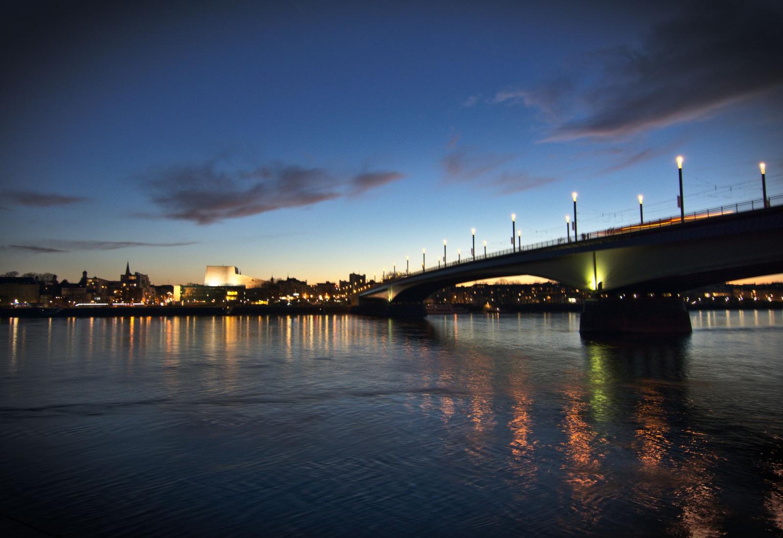 Links die beleuchtete Oper, rechts die Kennedy Brücke in der Dämmerung von Beuel aus