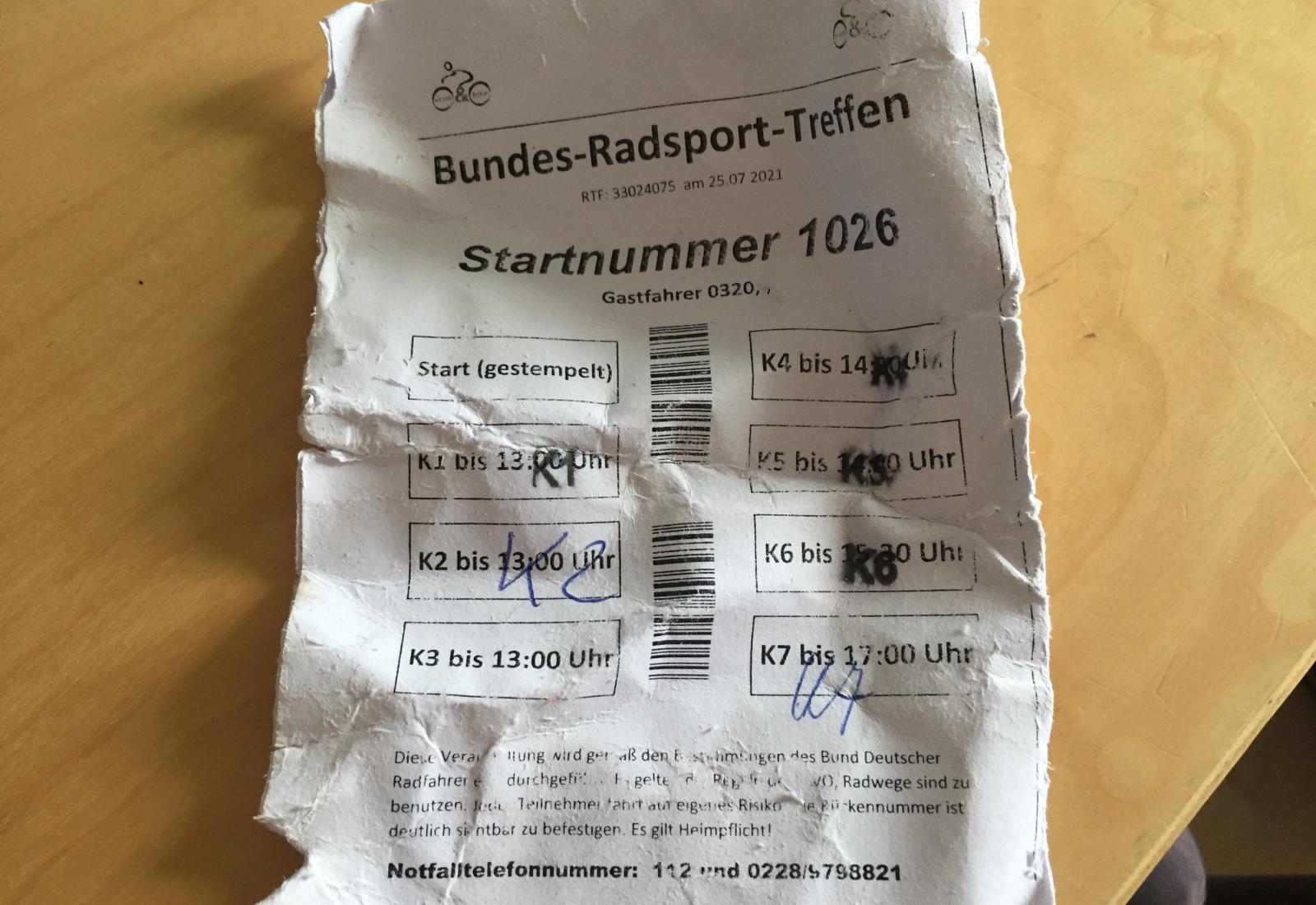 Zerfledderter Zettel mit Stempeln der Kontrollstationen