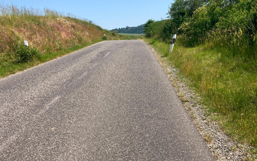 Straße die über eine Kuppe führt