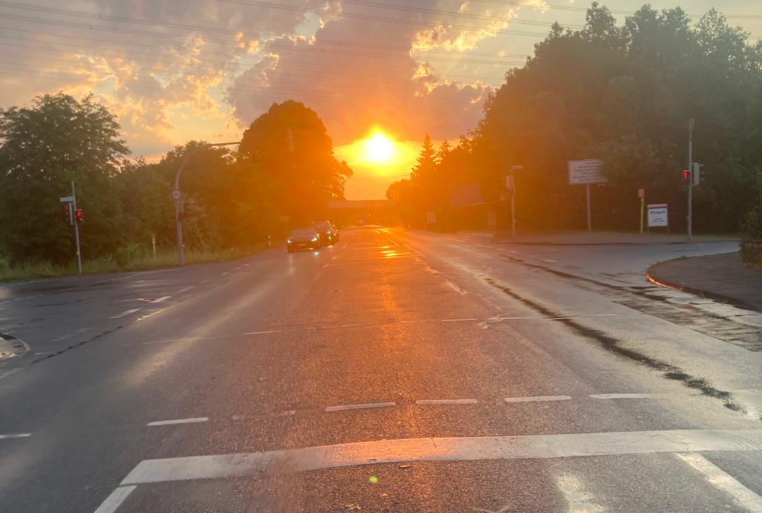 Nasse Straße vor Sonnenuntergang