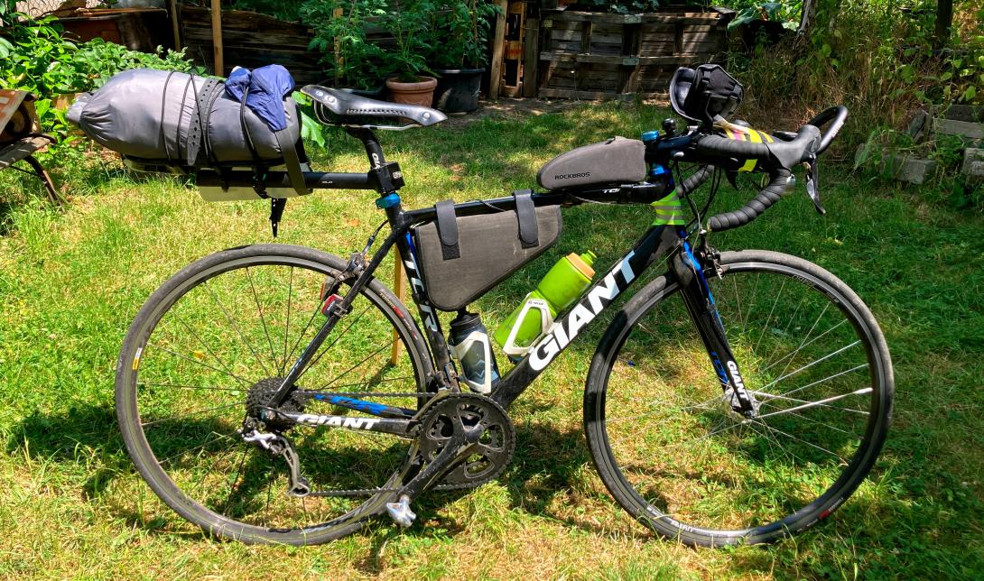 Rennrad mit Lenkeraufsatz, Rahmentasche, Gepäckträger und Oberrohrtasche